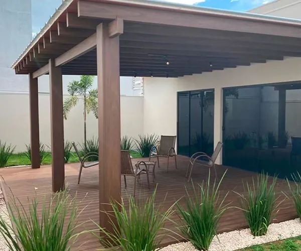 Deck e pergolado em área externa