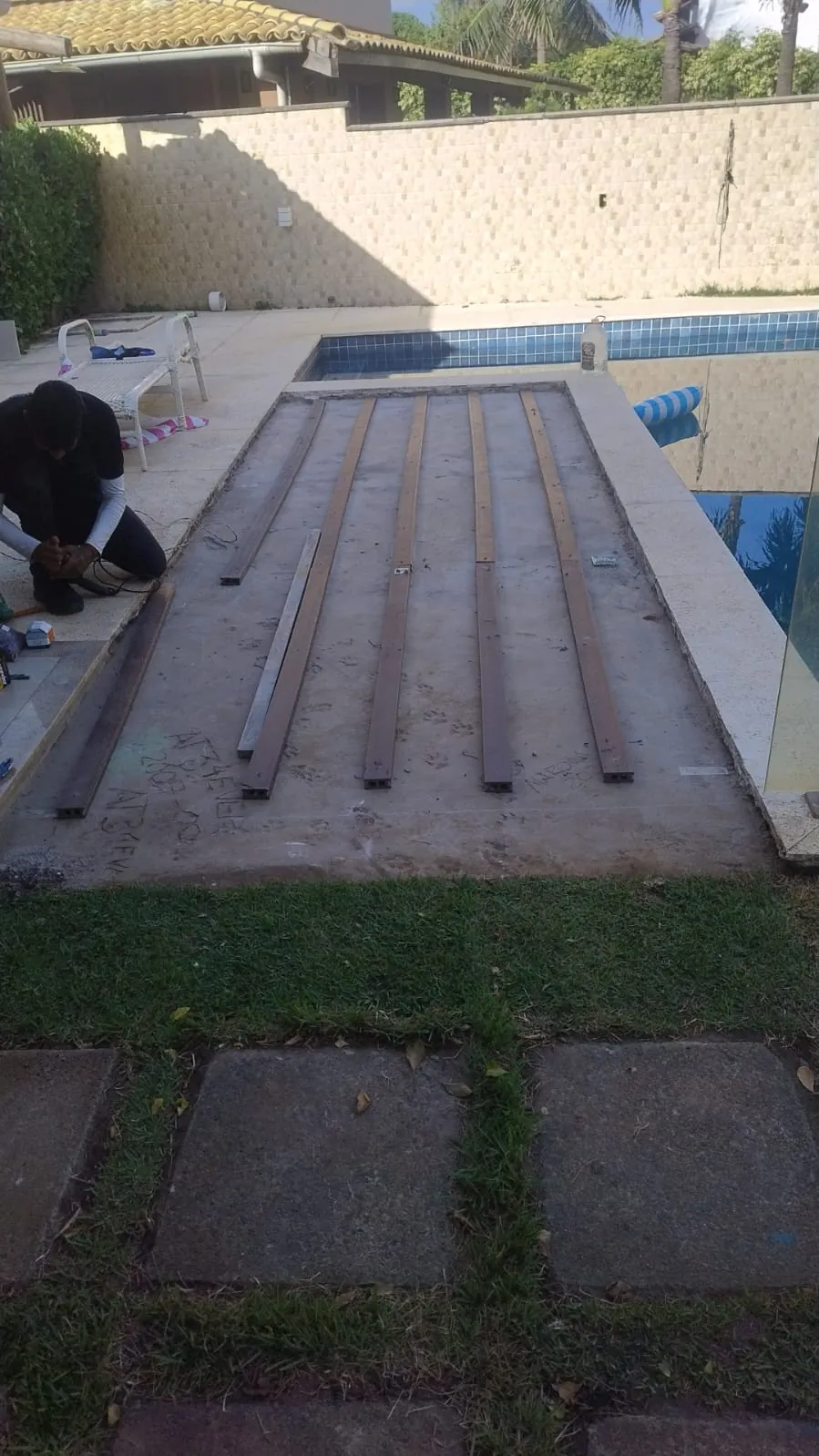 Estrutura de apoio do deck durante a execução junto à piscina
