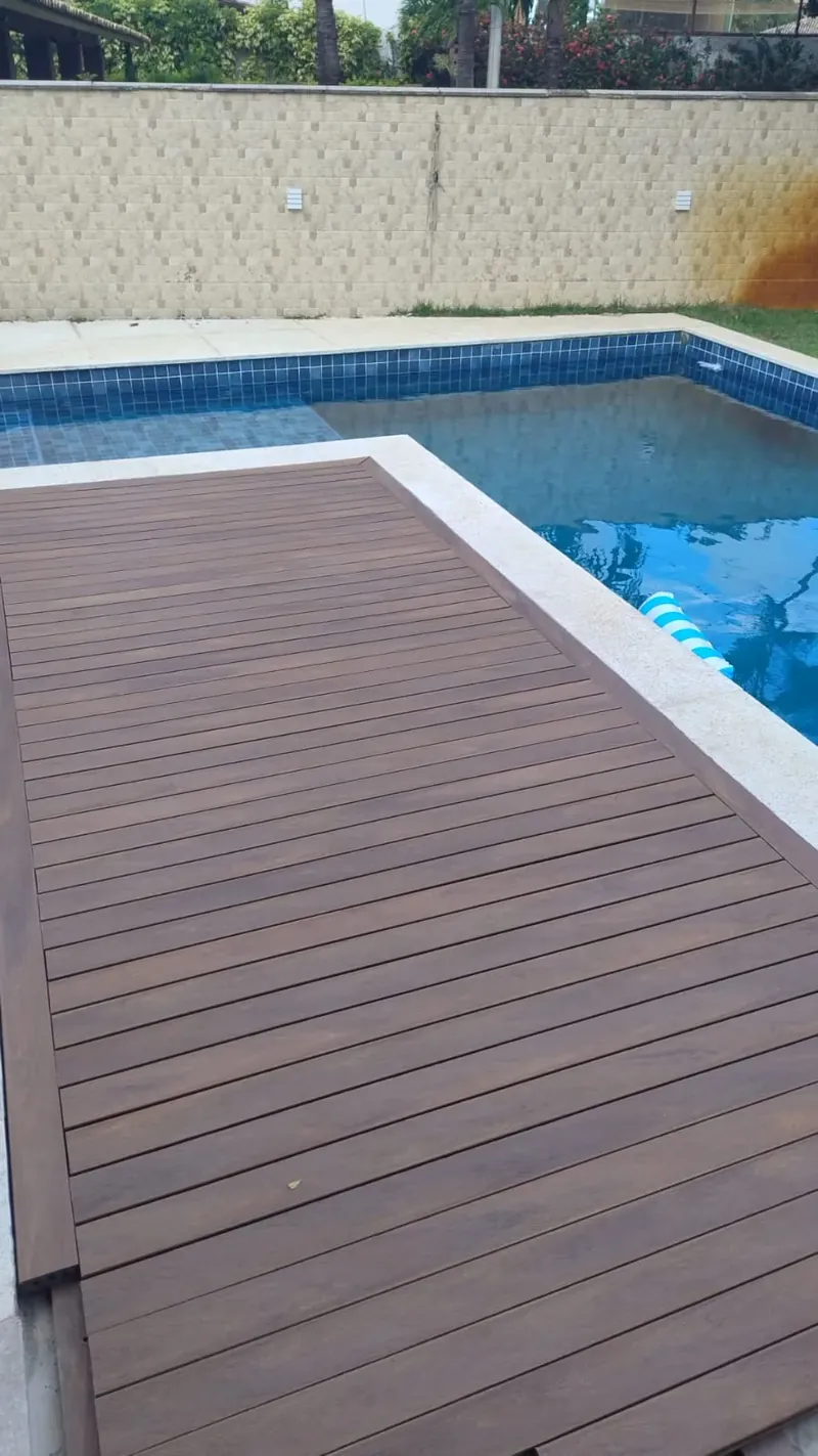 Deck em madeira plástica junto à borda da piscina