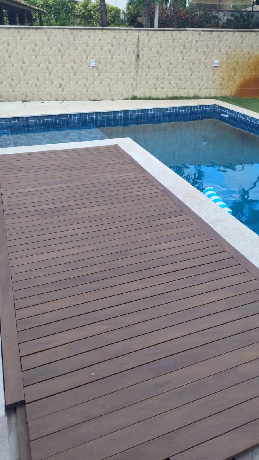 Deck em madeira plástica concluído junto à piscina