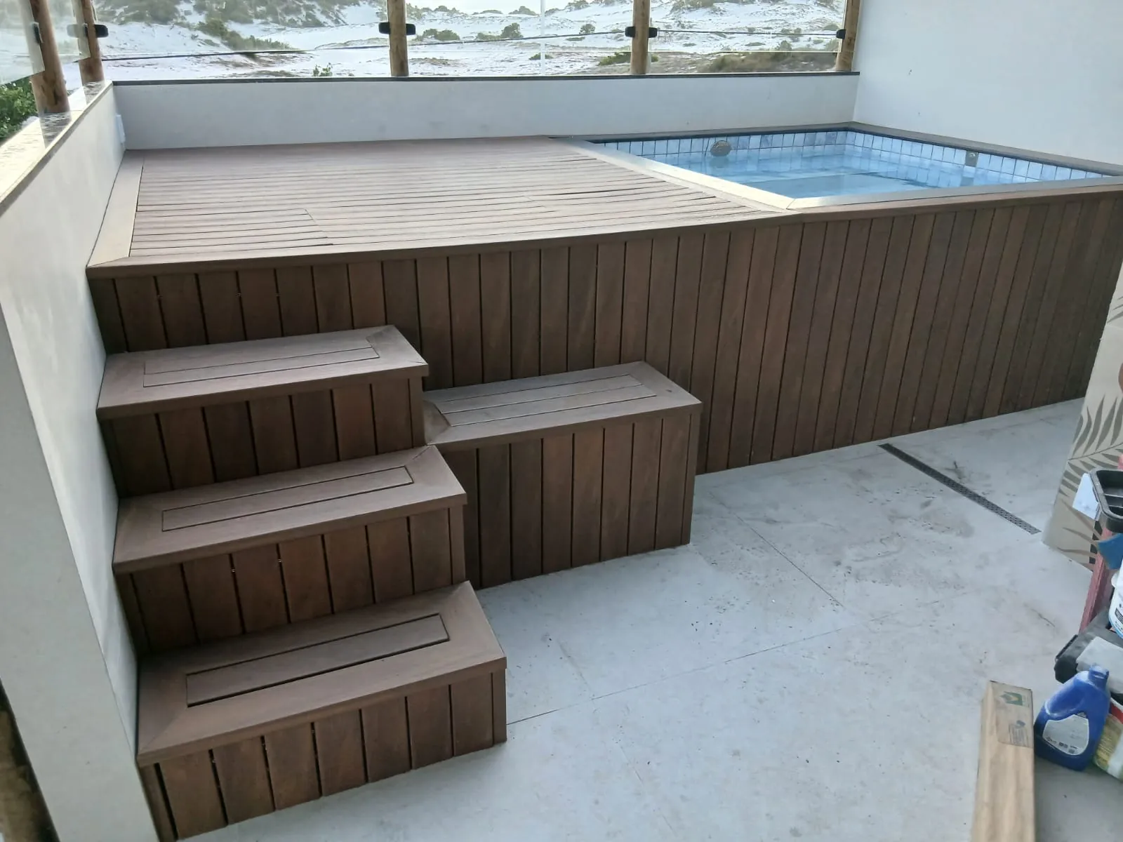 Piscina elevada com deck, fechamento e escada concluídos