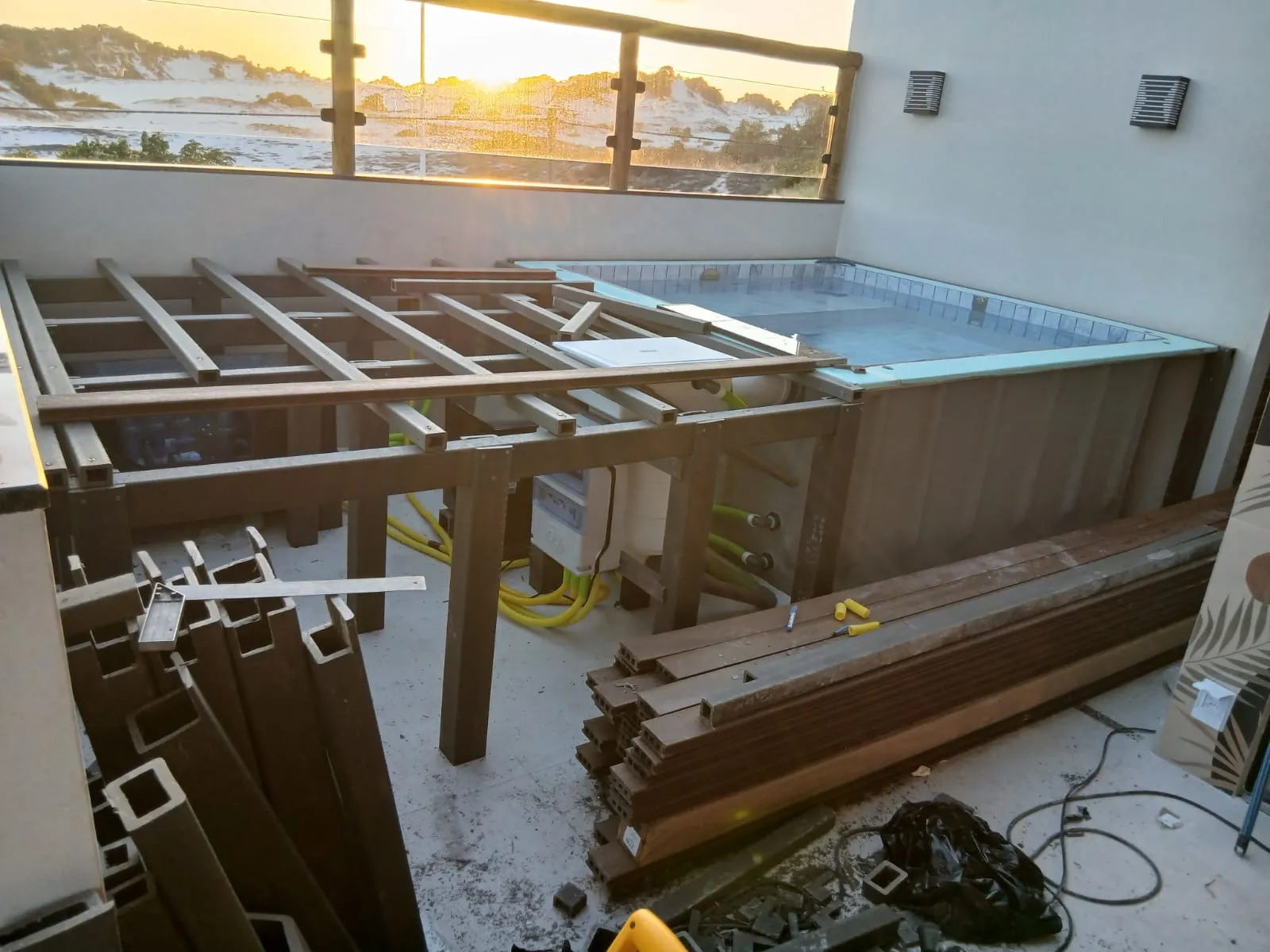 Estrutura do deck sendo montada ao redor de piscina elevada