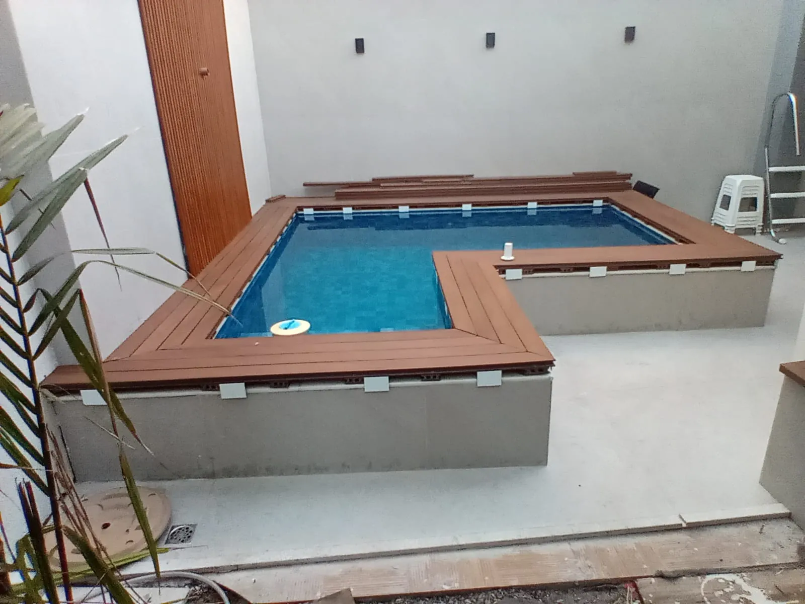 Deck e pergolado durante a execução