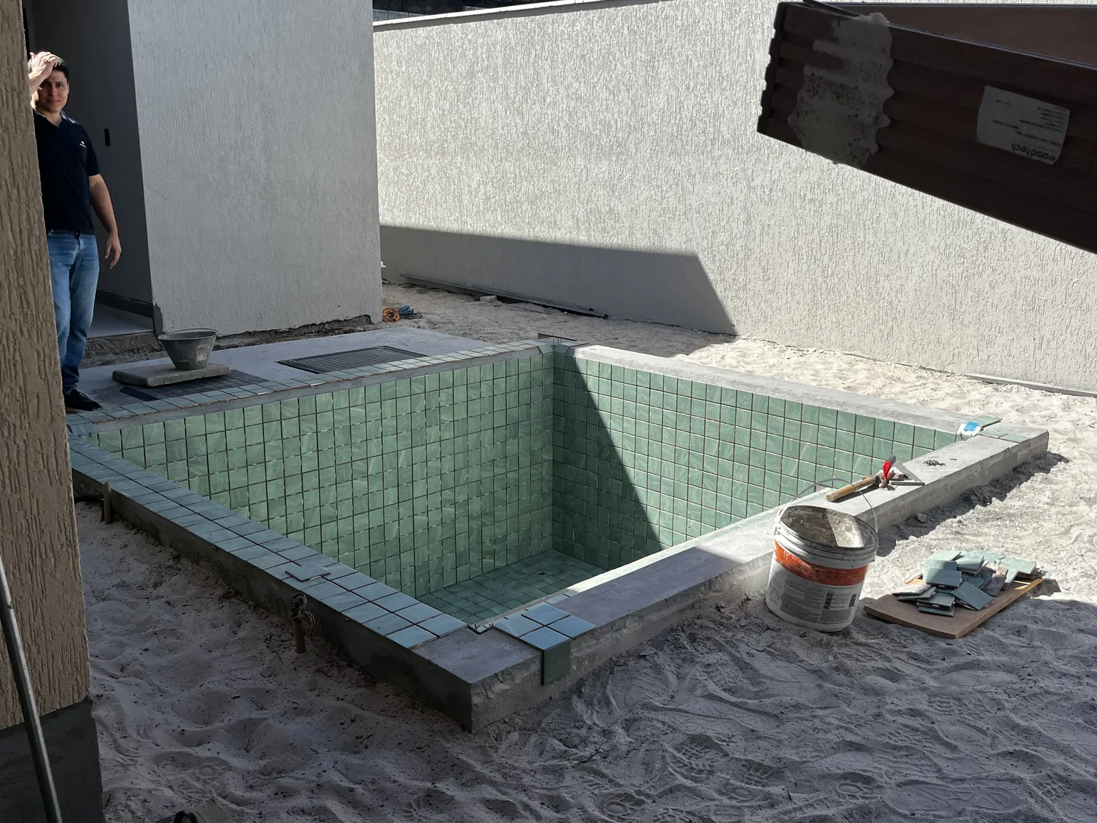 Área residencial com piscina antes da instalação do deck
