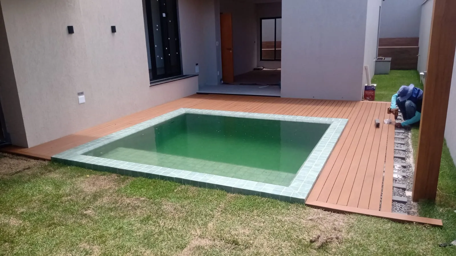 Área residencial com deck concluído no entorno da piscina
